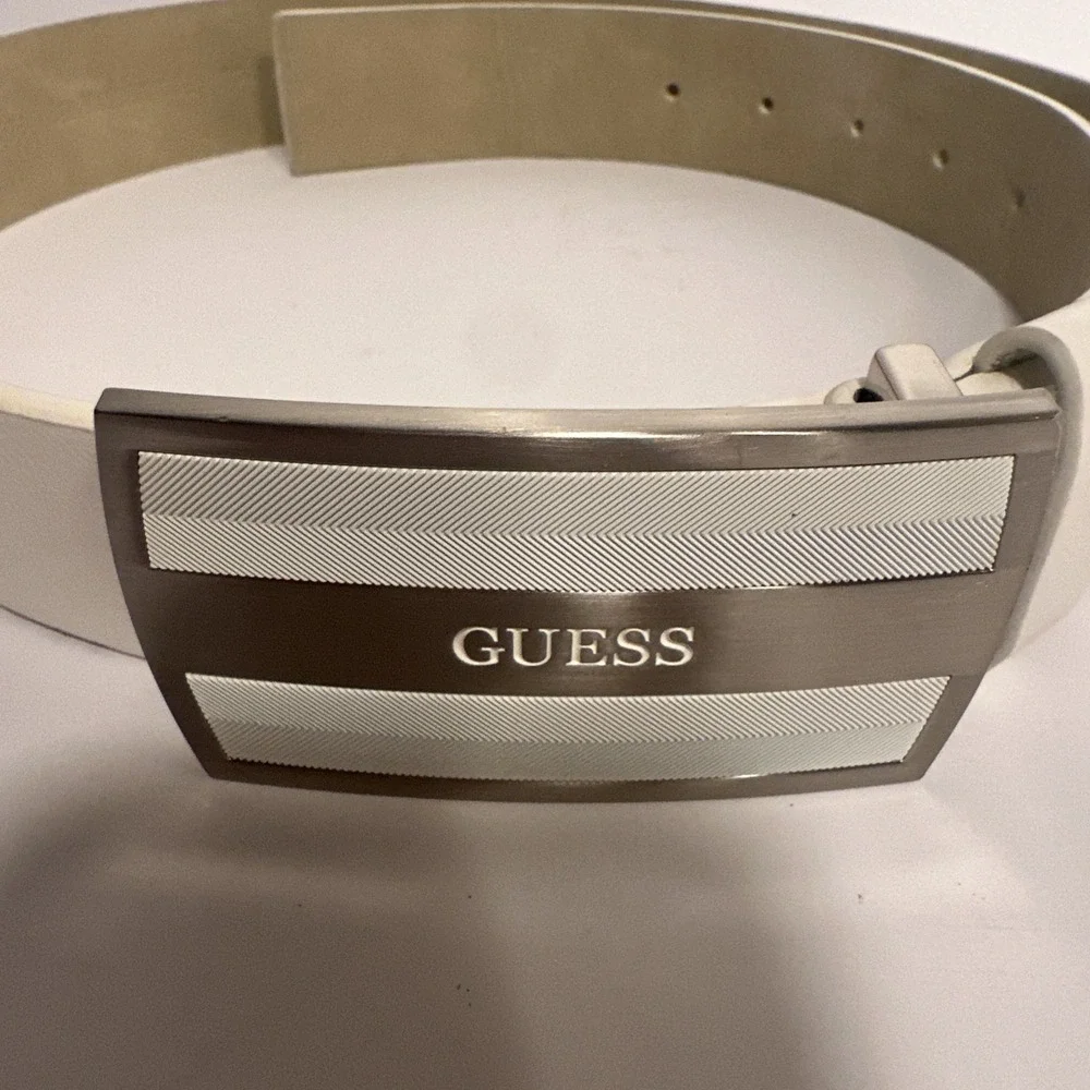 GUESS Men's White Belt Size 36 Faux Leather Casual Fashion Accessory PREOWNED